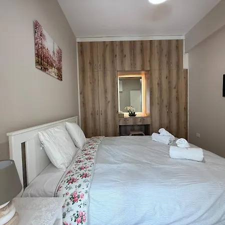 Center, 5 Min To Beach, Fully Renovated アパート ラルナカ