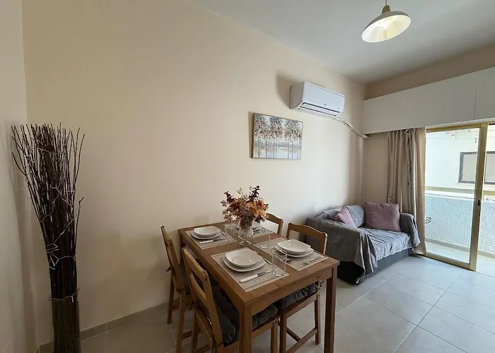 City Center, 5 Min To Beach, Fully Renovated * Larnaca