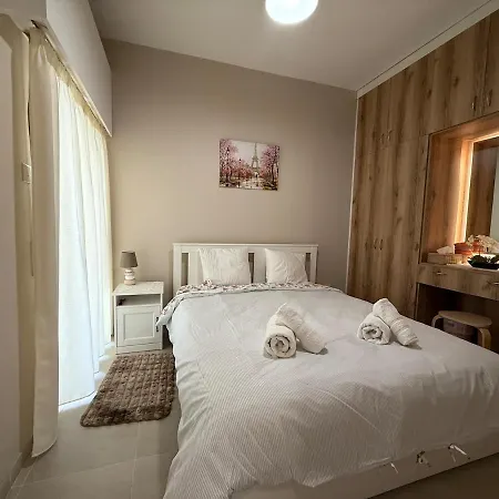 Center, 5 Min To Beach, Fully Renovated Апартаменти